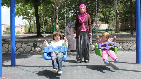 Niğde'de Çocuk Gelinler Eşlerini Bekliyor