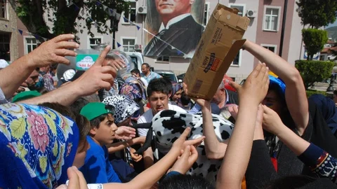 Tokat'ta Süt Dağıtımı Yarışı