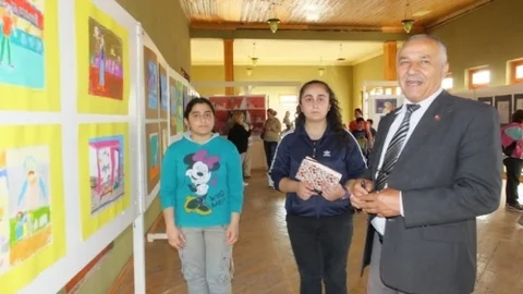 Burhaniye'de Çocukların Resim Sergisi Açıldı