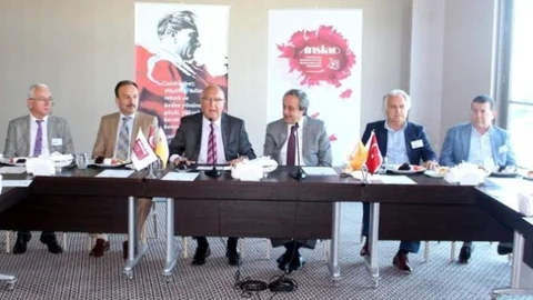 Antalya'da Siyasi Gelişmeler Üzerine Konuştu