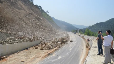 Bursa Orhaneli Yolunda Heyelan Riski Devam Ediyor