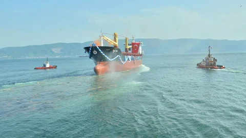 Kocaeli Körfez'de Dev Gemi Suya İndirildi