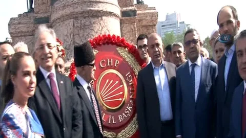 Taksim'de Çelenk Töreni Gerçekleşti