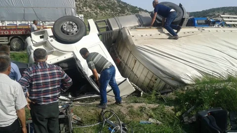 Eskişehir'de TIR Devrildi, 1 Kişi Hayatını Kaybetti