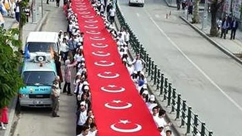 Tokat'ta 60 Metre Türk Bayrağı Yürüyüşü