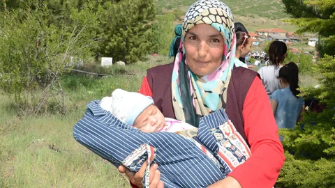 Yağmur Duasına Bebeğiyle Katıldı