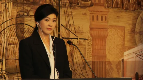 Yingluck Şinavatra Bangkok'ta Hakim Karşısında