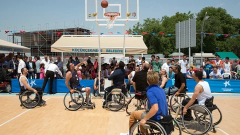 Engelli Basketbolcularla Renkli Maç