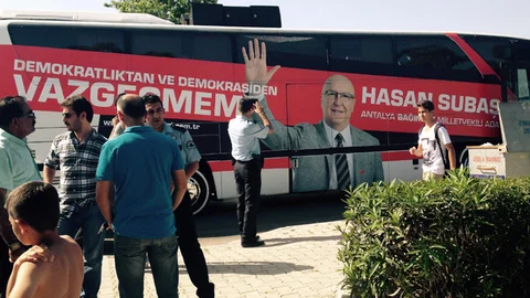 Antalya'da Seçim Otobüsüne Taşlı Saldırı