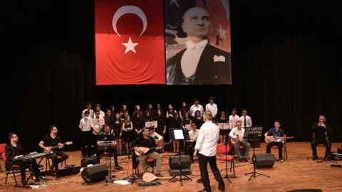 Mamak'ta Öğrenciler Türkülerle Sahne Aldı