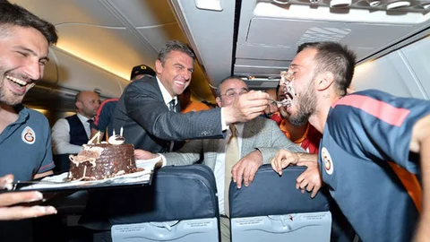 Emre Çolak'a Uçakta Doğum Günü Kutlaması