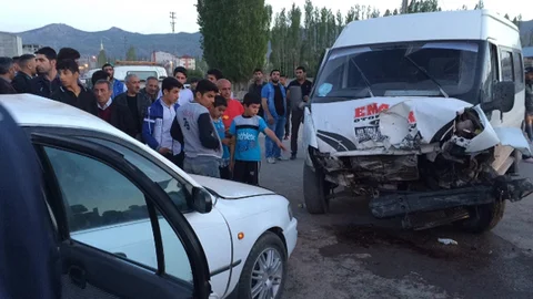 Ağrı'da Minibüs ve Otomobil Çarpıştı