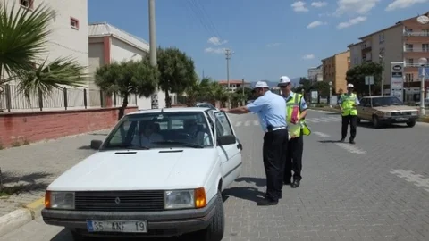 Burhaniye'de Çikolata ile Trafik Denetimi
