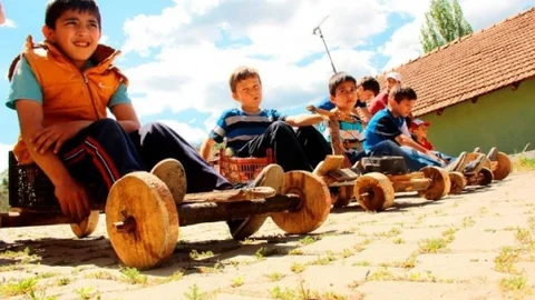 Kütahya'da Geleneksel Tahta Araba Yarışı