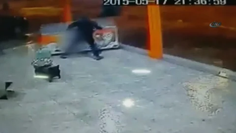 Rüzgar Dolabı Uçurdu, Market Sahibi Yaralandı