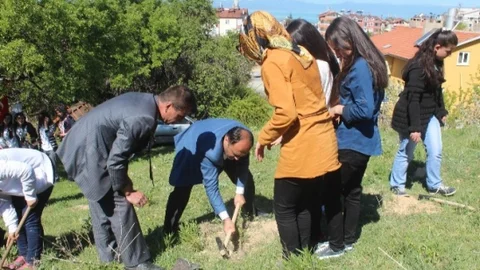 Beyşehir’de Öğrencilerle Fidan Dikimi Yapıldı
