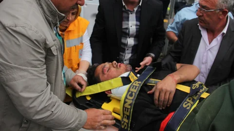 Zonguldak'ta Afiş Asarken Düşen İşçi Yaralandı