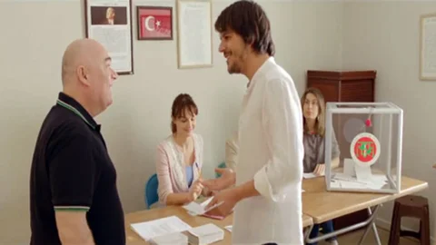 Ünlülerden Seçim İçin Video Hazırlığı