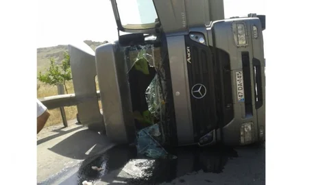 Mardin'de TIR Devrildi, Sürücü Yaralandı