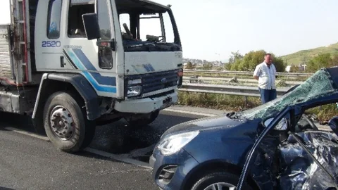 İzmir'de Kamyon-Otomobil Çarpışması
