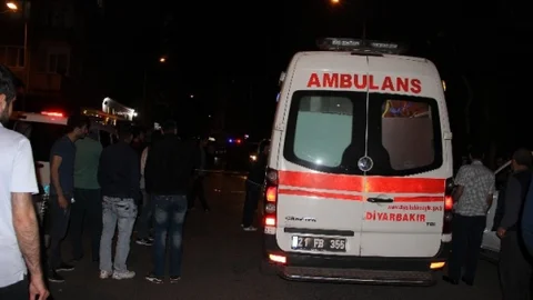 Diyarbakır'da Çim Üzerinde Kavga