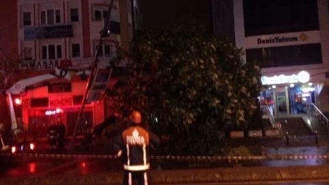 İstanbul'da Fırtına Sonrası Tehlike Anı