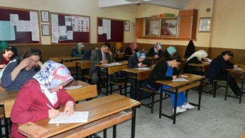 Kula'da Veliler Sınavda Yarıştı