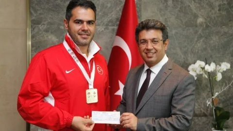 Küçükçekmece'de Şampiyon Sporcunun Ödülü