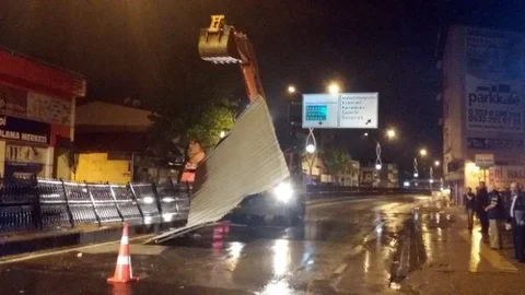 Sakarya'da Şiddetli Rüzgar Etkili Oldu