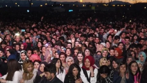 Emre Aydın Van'da Konser Verdi