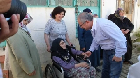 Burhaniye'de Yaşlı Kadından Yol Talebi