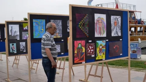 Ayvalık'ta Öğrencilerden Resim Sergisi