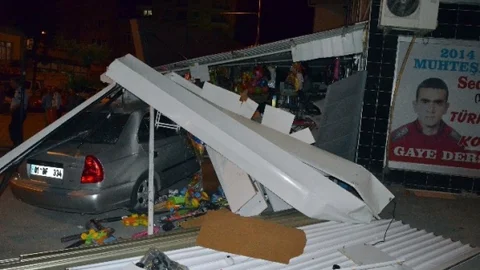 Adana'da Kırtasiye Dükkanına Araç Girdi