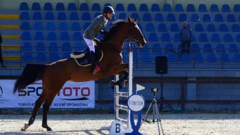 Adana'da Engel Atlama Yarışması