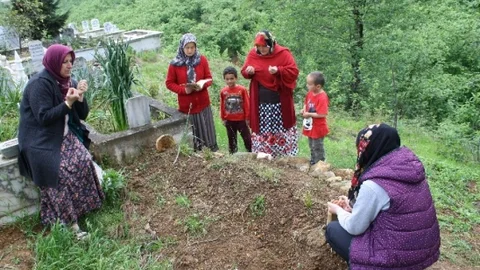 Anneler Günü Mezarlıkta Anılıyor