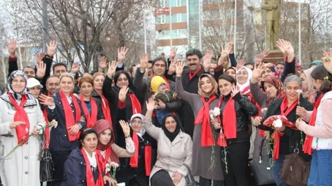 Ardahan'da Kadınlara Karanfil Dağıtıldı