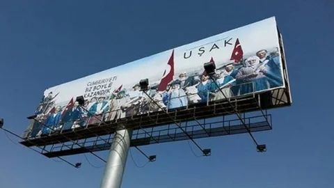 Uşak'ta Dev Tanıtım Totemleri Kuruldu