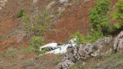 Elazığ'da Otomobil Uçuruma Düştü