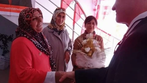 İki Engelli Çocuğa Bakana Ödül Verildi