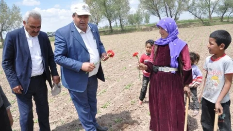 Aksaray'da Çiftçilere Karanfil İle Kutlama