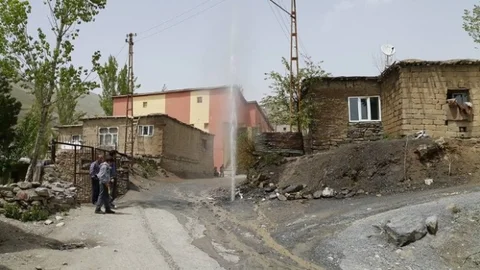 Hakkari'de Su Şebekesi Patladı