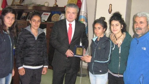 Hakkari'de Bayan Futbol Takımı Ziyareti