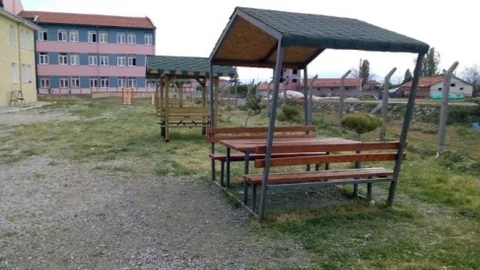 Afyonkarahisar'da Okul Bahçesine Kamelya Kuruldu