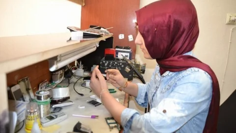 Siirt'te Kadın Telefon Tamircileri