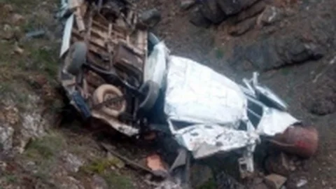 Gümüşhane'de Minibüs Uçuruma Yuvarlandı