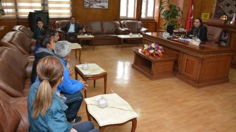 Hakkari'de Bayan Futbol Takımından Teşekkür Ziyareti