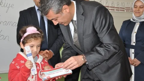 Elbistan'da Öğrencilere Diş Sağlığı Seti Dağıtıldı