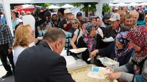 Bolu'da Kandil Pilavı Dağıtımı Yapıldı
