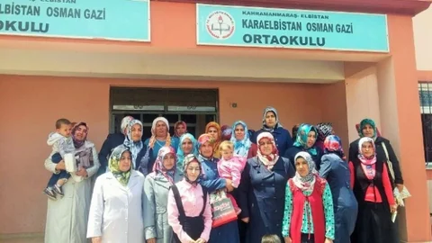 Karelbistan'da Velilere Ödül Verildi