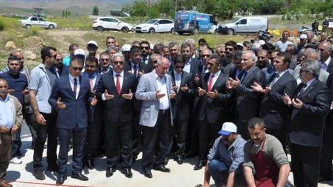 Tunceli'de İki Feribot Suya İndirildi